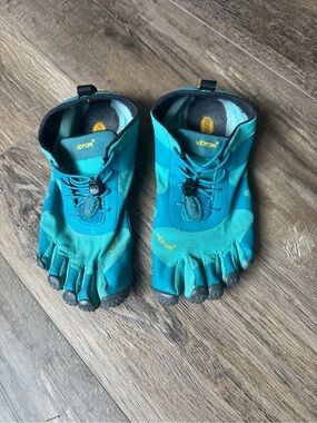Vibram Women's Teal Toe-Separator Minimalist Sneakers